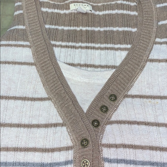 Nice lightweight sweater with look of shirt under - Picture 9 of 10